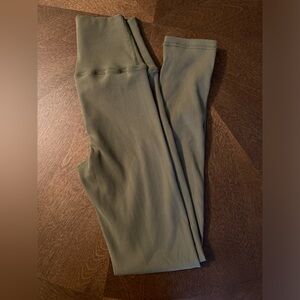 Green ribbed Aerie leggings.